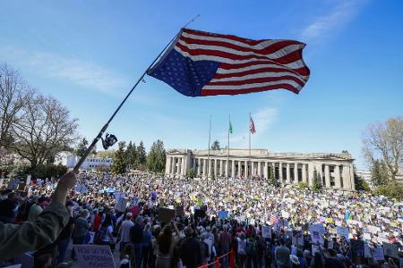 Im ganzen Land zogen Demonstranten gegen Trumps Regierung auf die Straße.