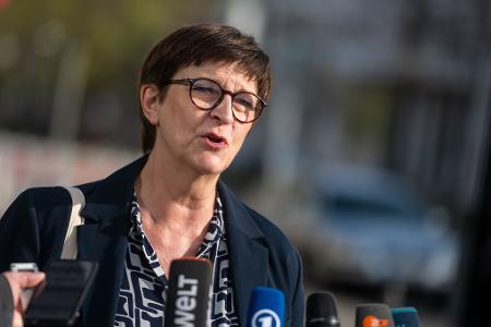 Auch die SPD-Spitze lässt nicht kalt, dass die AfD sechs Wochen nach der Wahl erstmals in einer Umfrage mit der Union gleichzieht. Co-Parteichefin Saskia Esken sagt: 