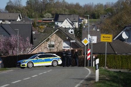 Drei Menschen sind in dem kleinen Ort Weitefeld im Westerwald tot aufgefunden worden.