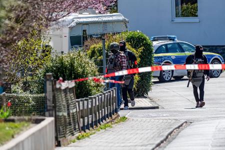Das Dort wurde abgeriegelt. Schwer bewaffnete Polizisten sind vor Ort.