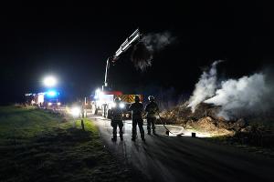Feldbrand stellt sich als brennender Schilfhaufen heraus