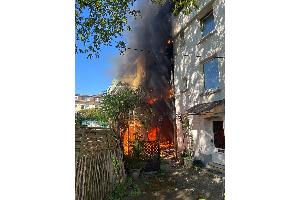 Großes Brandereignis lässt ein Mehrfamilienhaus unbewohnbar werden - aufwendiger Einsatz für die Feuerwehr