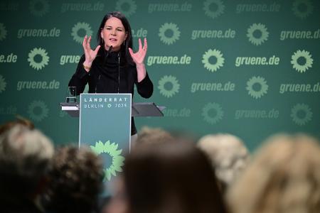 Baerbock meint: Neben Humanität müssen die Grünen auch Härte zeigen im Umgang mit manchen Migranten. 