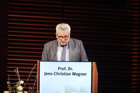 Jens-Christian Wagner, Direktor der Stiftung Gedenkstätte Buchenwald und Mittelbau-Dora, bedankte sich bei den aus verschiedenen Ländern angereisten Überlebenden des NS-Terrors, für die Teilnahme am Gedenkakt.