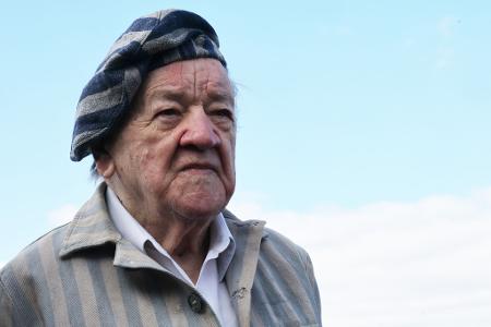 Alojzy Maciak aus Warschau, gehört zu den neun KZ-Überlebenden, die zur Kranzniederlegung gekommen waren.