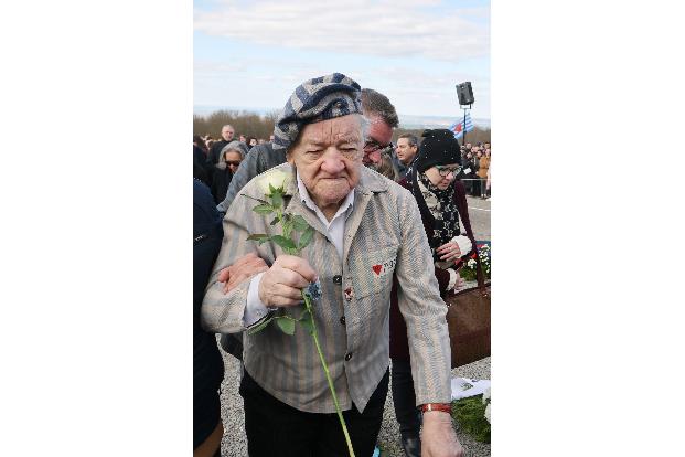 Der KZ-Überlebende Alojzy Maciak legte eine weiße Rose bei der Kranzniederlegung ab.