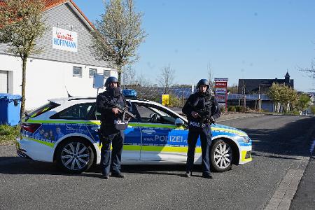 Polizisten am Ortseingang von Weitefeld.