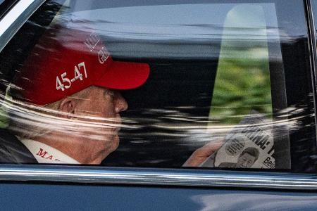 Trump selbst verbrachte das Wochenende nicht in der US-Hauptstadt, sondern beim Golfen im Bundesstaat Florida. 