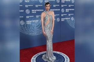 Vor All-Flug: Katy Perry im futuristischen Outfit bei Preisverleihung
