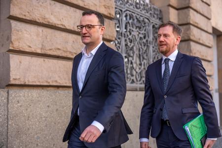 Führende Unionsvertreter sehen bei Koalitionsverhandlungen wachsenden Einigungsdruck durch Turbulenzen in der Weltwirtschaft.