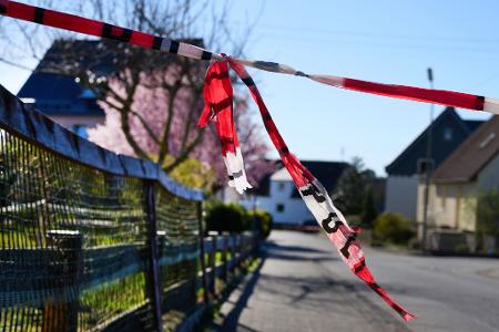 Am Tag nach der Tat laufen die Ermittlungen vor Ort weiter - ein 61-Jähriger steht unter dringendem Tatverdacht.