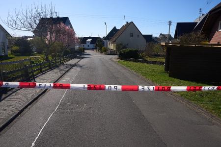 Nach der Gewalttat im Westerwald fahnden die Ermittler nach einem 61-Jährigen.