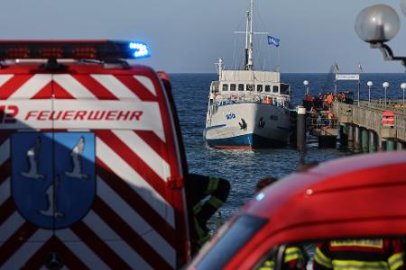 Ein Großeinsatz der Feuerwehr soll verhindern, dass das Schiff sinkt.