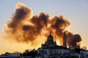 Großbrand in Pariser Recyclingfirma