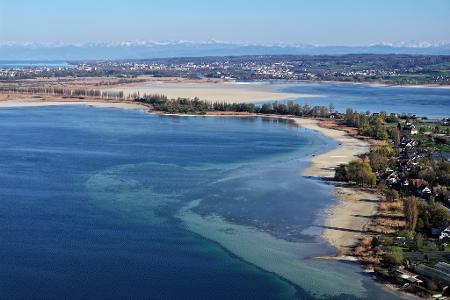 Der Wasserstand des Bodensees ist auf einem niedrigen Stand - rund um die Insel Reichenau wird das deutlich, hier beim Wollmatinger Ried (Aufnahme mit Drohne vom 7.4.).