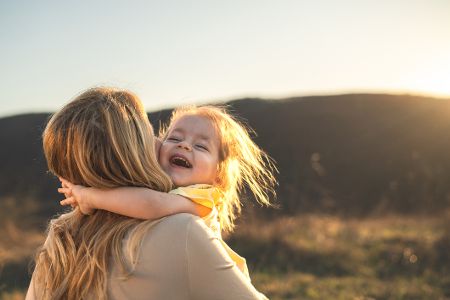 Frau mit Kind in Natur