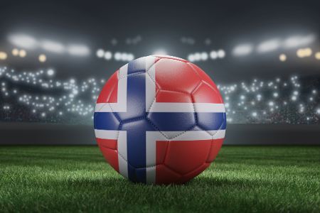 Fußball in den Farben Norwegens liegt in einem diguiitalen Stadion