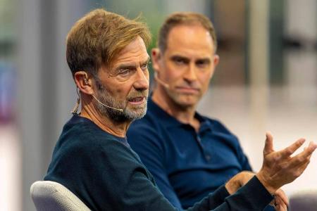 Jürgen Klopp (Head of Global Soccer bei Red Bull) - Jürgen Klopp wird nach Aussagen von RB-Aufsichtsratschef Oliver Mintzlaff definitiv nicht der neue Cheftrainer in Leipzig. 'Vorher würde ich das noch machen, und das will gar keiner sehen', sagte der Red-Bull-Geschäftsführer bei 'Sky' und ergänzte: 'Daher kann ich das zu tausend Prozent ausschließen.'