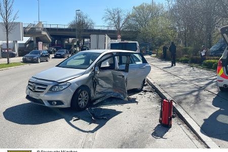Der beschädigte silberne Mercedes. Der beschädigte silberne Mercedes.