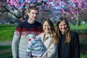 Kleines Wunder: Baby nach Gebärmuttertransplantation geboren
