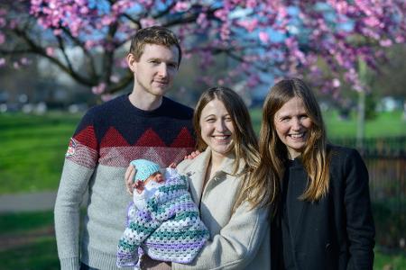 Vater, Mutter, Tante: Große Freude über das Baby.