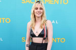 Kristen Stewart in BH und Hosenträgern bei Filmpremiere