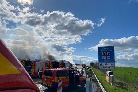 © Feuerwehr Dresden
EInsatzfahrzeuge stehen vor dem brennenden LKW. © Feuerwehr Dresden
EInsatzfahrzeuge stehen vor dem brennenden LKW.