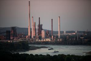 Niedrigwasser im Rhein: Thyssenkrupp belädt Schiffe geringer