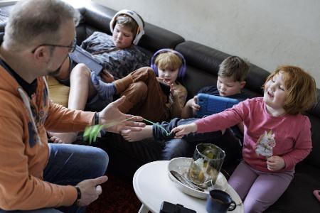 Ein paar Minuten am Tag dürfen die Jüngeren daddeln.