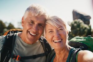 Älteres Paar lächelt in die Kamera beim Selfie machen