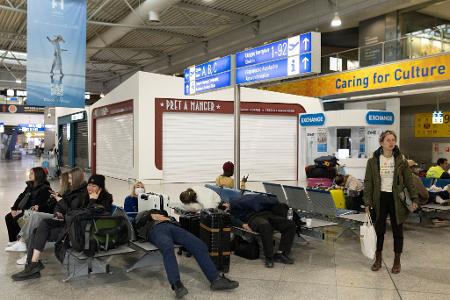 Die Fluglotsen streiken mit - zum Ärger der Reisenden, die ausharren müssen Die Fluglotsen streiken mit - zum Ärger der Reisenden, die ausharren müssen