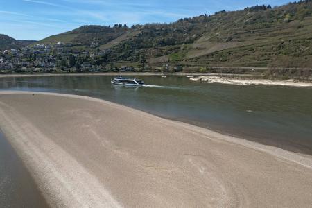 Niedrige Wasserstände bereiten der Schifffahrt Probleme.