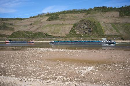 Die Schiffe können wegen der niedrigen Wasserständen weniger Ladung transportieren.