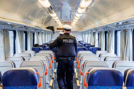 Kontrollen der Bundespolizei an der Grenze zu Tschechien. (Archivbild)