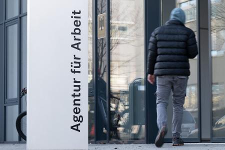 Bislang hatten Ukraine-Flüchtlinge, die nicht selbst für ihren Lebensunterhalt sorgen können, gleich Anspruch auf Bürgergeld. Das soll sich nun ändern. (Symbolbild) Bislang hatten Ukraine-Flüchtlinge, die nicht selbst für ihren Lebensunterhalt sorgen können, gleich Anspruch auf Bürgergeld. Das soll sich nun ändern. (Symbolbild)