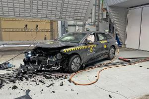 China-SUV erfolgreich an die Wand gefahren