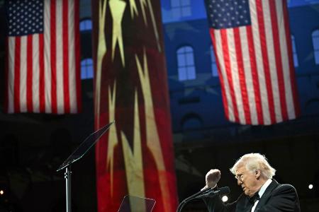 US-Präsident Trump erhöht im Zollstreit den Druck gegen China - und lenkt gegenüber anderen Ländern ein. US-Präsident Trump erhöht im Zollstreit den Druck gegen China - und lenkt gegenüber anderen Ländern ein.