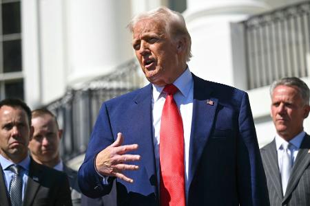 Donald Trump sagt zur Begründung für seinen Schwenk bei den US-Zöllen, die Donald Trump sagt zur Begründung für seinen Schwenk bei den US-Zöllen, die