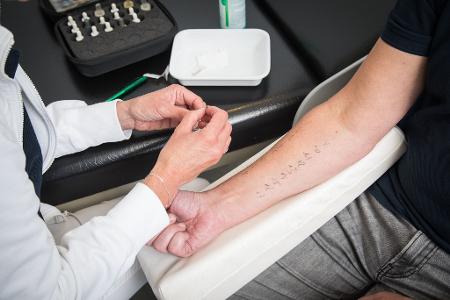 Um die Allergiesymptome gut behandeln zu können, braucht es im ersten Schritt eine Diagnostik. 