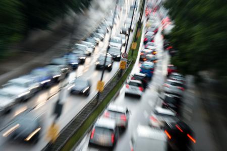 Stadtverkehr in München. In Großstädten gehören Staus zum Alltag, doch das tut der Beliebtheit des Autos laut einer Umfrage der HUK Coburg unter über 4200 Menschen keinen Abbruch. (Foto: Illustration) Stadtverkehr in München. In Großstädten gehören Staus zum Alltag, doch das tut der Beliebtheit des Autos laut einer Umfrage der HUK Coburg unter über 4200 Menschen keinen Abbruch. (Foto: Illustration)