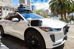 Leeres Robotaxi blockiert Fast-Food-Autoschalter