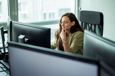 Künftig soll es sich lohnen, freiwillig mehr zu arbeiten – mit Überstunden oder auch im Rentenalter. Auf Zuschläge für Überstunden, die über die tariflich vereinbarte Vollzeitarbeit hinausgehen, soll man keine Steuern zahlen müssen. Menschen im Rentenalter, die freiwillig weiterarbeiten, sollen bis zu 2.000 Euro monatlich steuerfrei erhalten können. Auch wer von Teilzeit auf Vollzeit aufstockt, soll steuerlich belohnt werden.