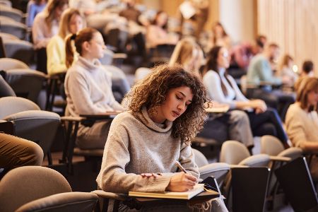 Union und SPD planen zum Wintersemester 2026/2027 eine Bafög-Erhöhung. Die Wohnkostenpauschale für Studierende, die nicht mehr bei den Eltern wohnen, soll von derzeit 380 auf 440 Euro im Monat angehoben werden. Außerdem soll der Grundbedarf, der aktuell bei 475 Euro im Monat liegt, in zwei Schritten an das Niveau der Grundsicherung angepasst werden: zum Wintersemester 2027/2028 und nochmal ein Jahr später. Der eigentliche Bafög-Satz soll weiter individuell nach Einkommen der Eltern und anderen Faktoren berechnet werden.