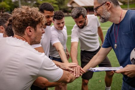 Für Trainer im Sportverein, Chorleiter und andere ehrenamtliche Übungsleiter soll die Steuerpauschale angehoben werden. Sie könnten damit bis zu 3.300 Euro für ihre Tätigkeit verdienen, ohne zusätzlich Steuern zu zahlen.