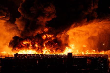 Das Feuer brach auf dem Gelände einer Firma aus, die Kunststoff verarbeitet.