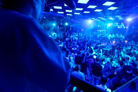 Gäste drängen sich auf einer der Tanzflächen im Kölner Club 