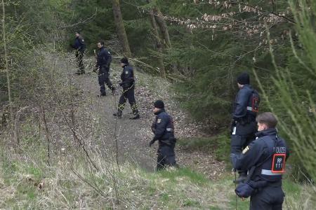Die Polizei war auch in einem Waldgebiet unterwegs.
