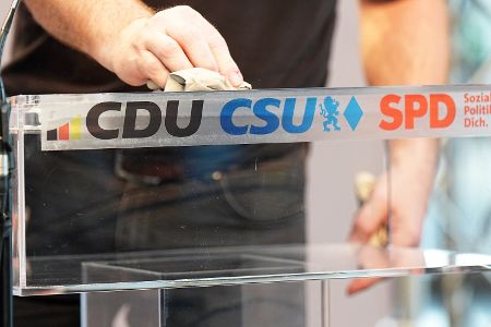 Die SPD bekommt die wichtigen Häuser Finanzen und Verteidigung. Die CDU übernimmt erstmals seit fast 60 Jahren wieder das Außenministerium, die CSU das Innenministerium.