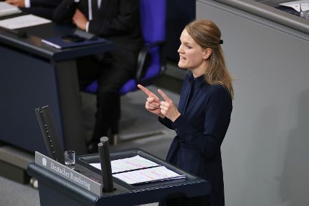 Neue SPD-Gesichter? Die wird es sicher geben. SPD-Chef Klingbeil hat einen Generationswechsel in seiner Partei angekündigt, der sich auch bei der Besetzung der Kabinettsposten abbilden dürfte. So ist zum Beispiel die Brandenburger Bundestagsabgeordnete Sonja Eichwede für das Justizministerium im Gespräch.
