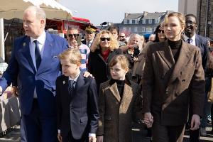 Fürstin Charlène und Fürst Albert im Partnerlook mit ihren Zwillingen